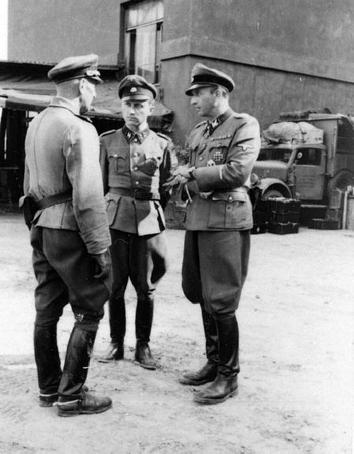 34-річний Гельмут Бартельмес, командир зенітного дивізіону, розмовляє з Фегеляйном і невідомим офіцером. Зверніть увагу, що з нагород він носить тільки найвищий орден – Залізний хрест 1-го класу