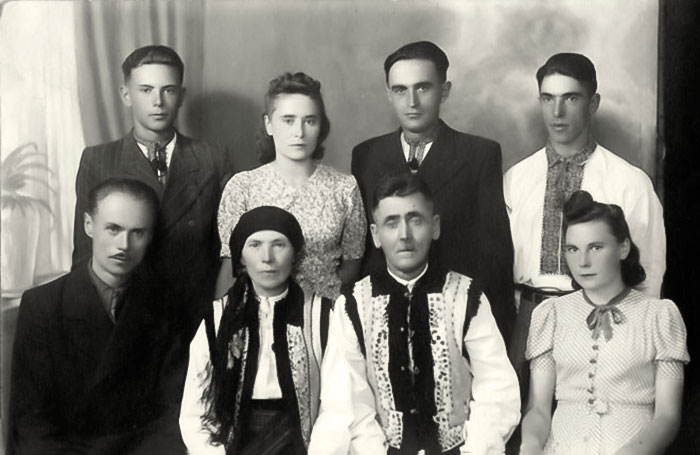 Іван Кейван (у першому ряді крайній ліворуч) з родиною. Карлів, 1930-ті роки