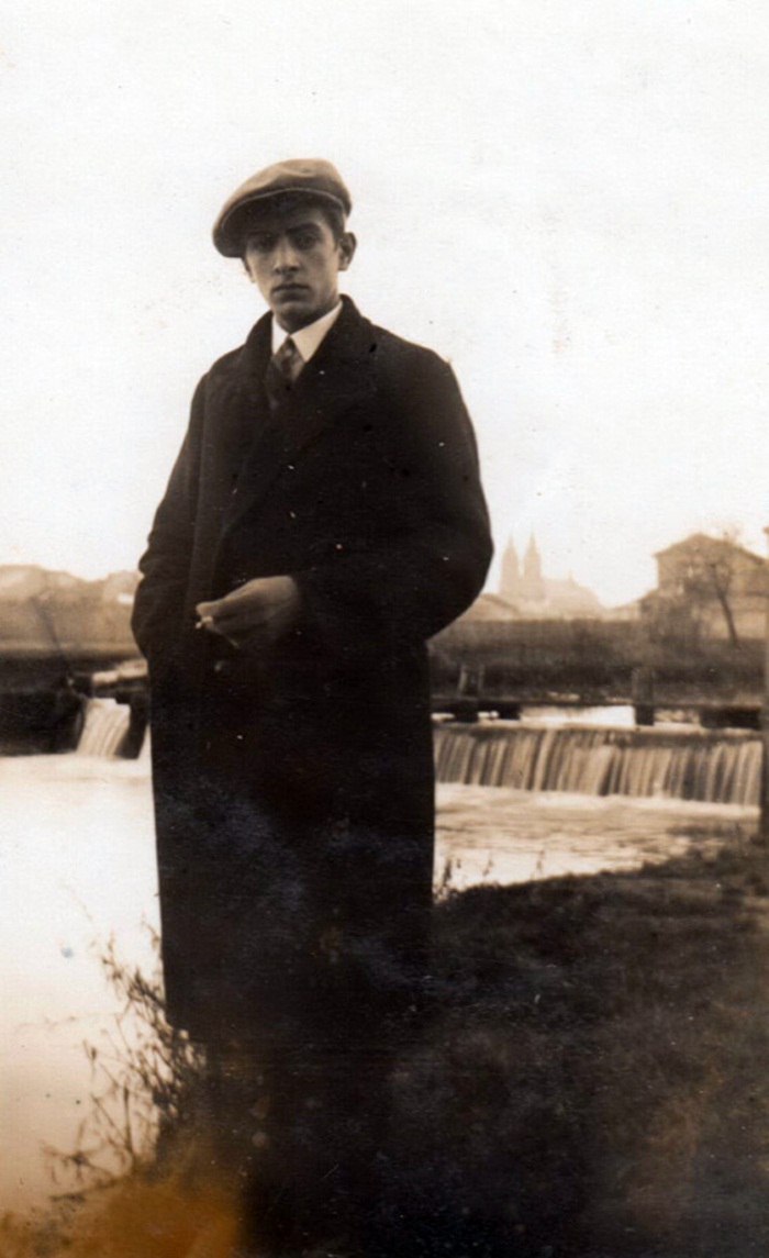 Ариф Урусов на березі Усті. позаду видніється костел , 1928 рік