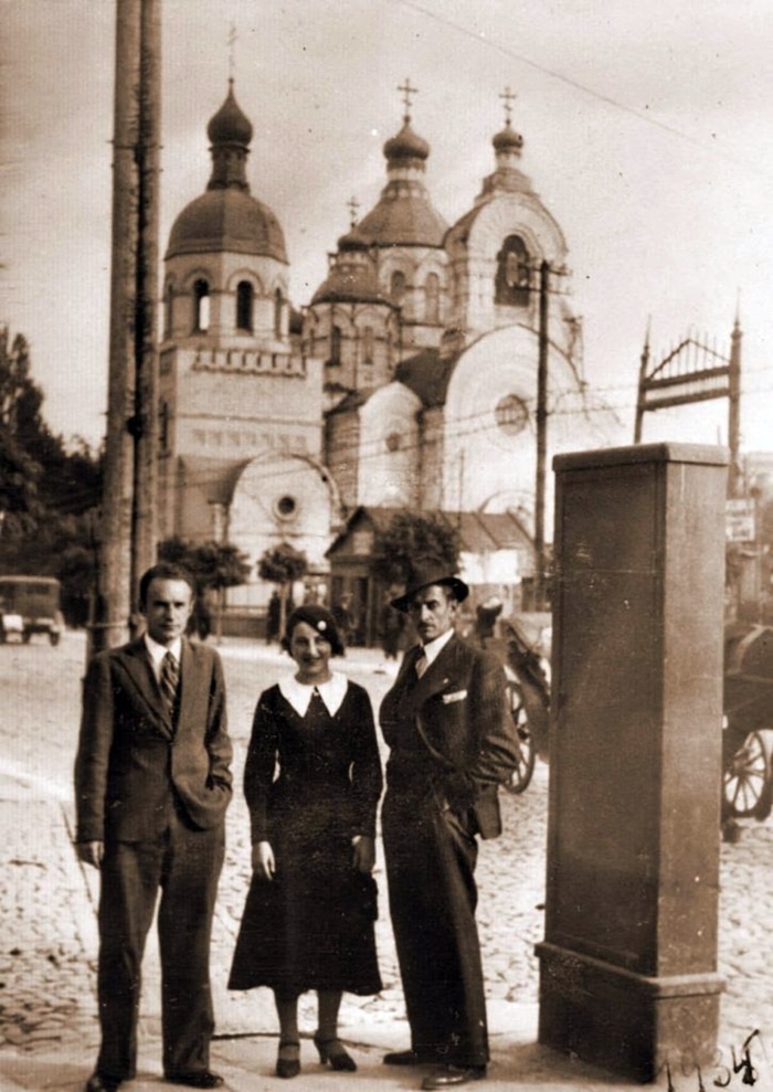 Рівне, 1934 рік. У центрі — молодша сестра Арифа Урусова