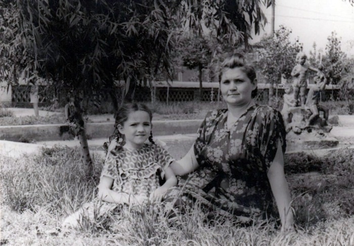 Валентина Урусова з донькою Галею, 1955 рік