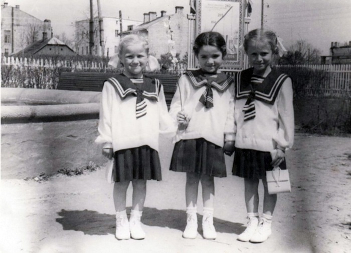 Галя Урусова (посередині) на місці, де тепер майдан Незалежності, 1956 рік