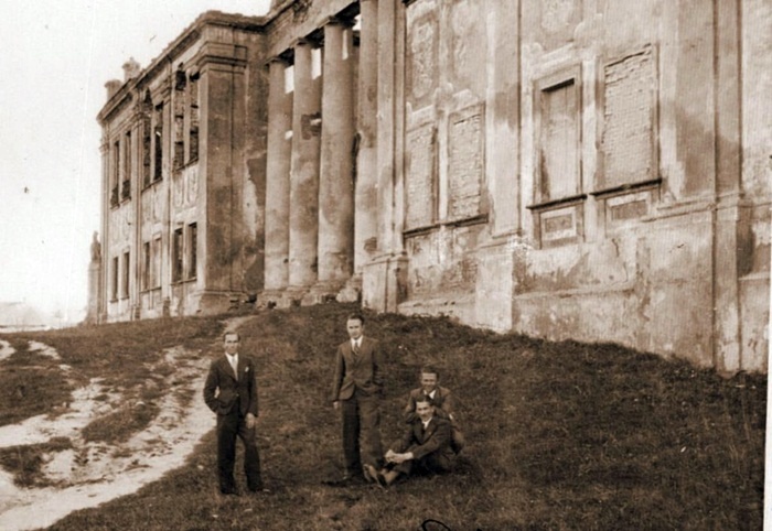 Біля руїн палацу Любомирських, 1934 рік