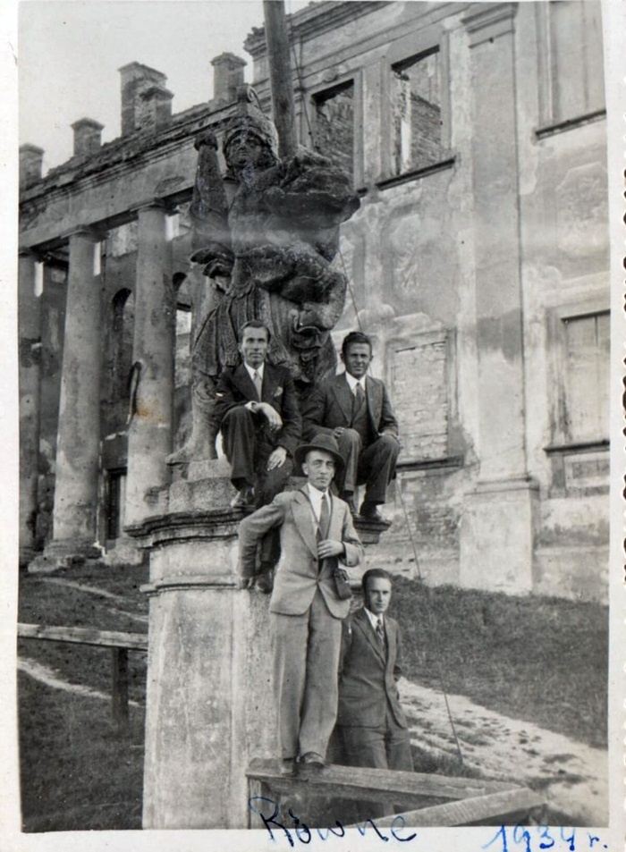 Біля палацу, 1934 рік