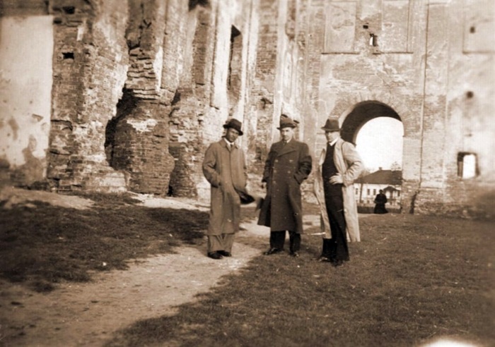 Біля руїн палацу Любомирських, 1939 рік