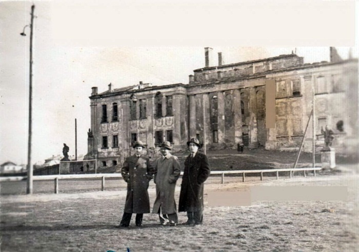 Біля князівського палацу. Крайній праворуч Ариф Урусов, 1939 рік