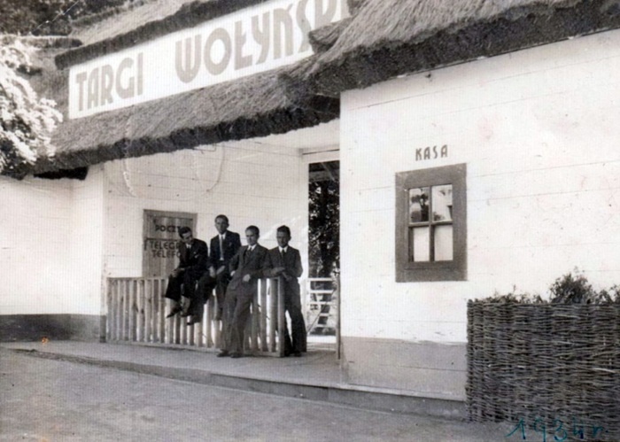 Вхід на Торги Волинські. З альбому Арифа Урусова