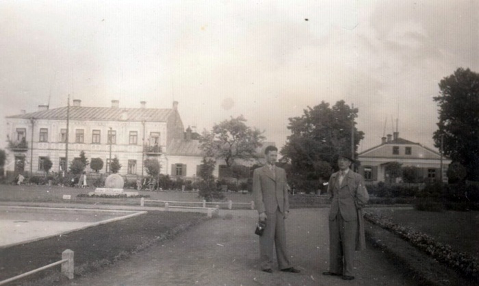 Рівне, 1939 рік. Праворуч Ариф Урусов