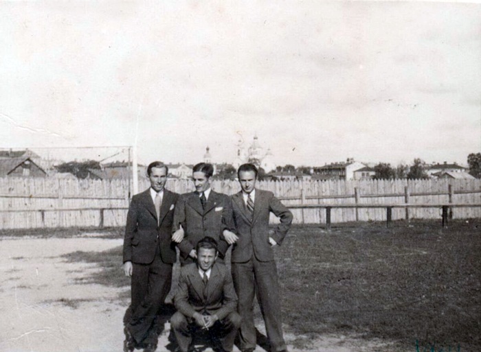 Рівне, 1934 рік. Стадіон біля палацу Любомирських. У центрі — Ариф Урусов