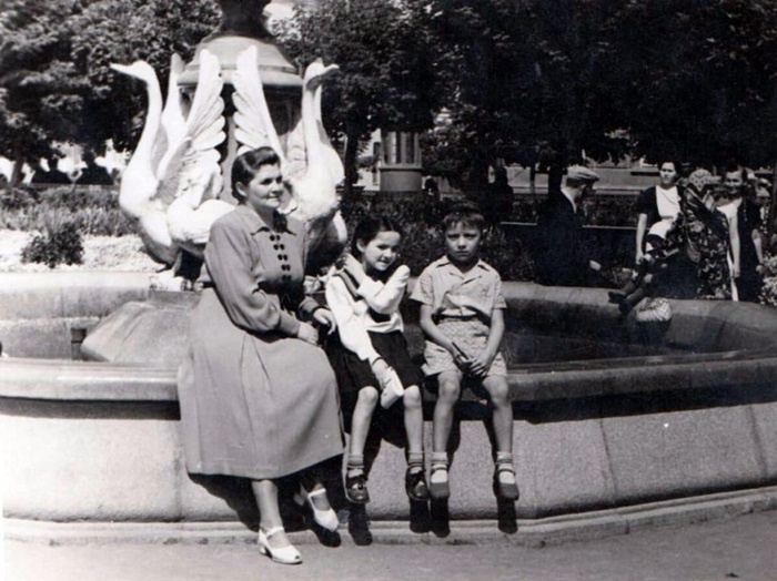 Валентина Урусова з донькою Галею, 1950-і роки 