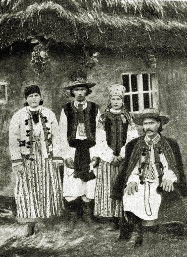 Повіт Станиславів. Незвичайно гарні та багаті вишивки волічкою на суконних кафтанах та безрукавках. У дівчини убір на голові у роді колпака. (Із видання "Österreich im Wort u. Bild" з Музею Н.Т.Ш. у Львові) 