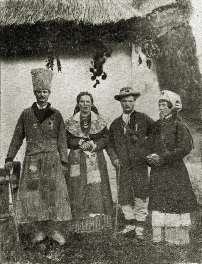 Зразок ноші нашої сільської ходачкової шляхти. Сорочки не вишиті. Верхний одяг жінок суконний, підбитий дорогим шовком, підвязаний т.зв. литим поясом, це є шовковим золототканим поясом, котрий пізнійше приняла польська шляхта за свій. Вироблювані ці пояси були у Бучачі. (Із видання "Österreich im Wort u. Bild" з Музею Н.Т.Ш. у Львові) 