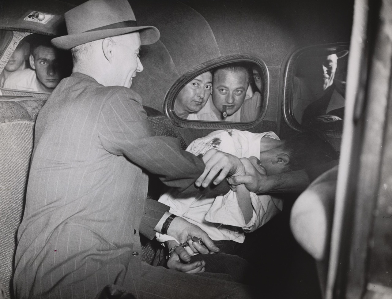 Віджі. «Гарольд Хорн, спійманий за крадіжку автомобіля». Фото: Weegee / International Center of Photography