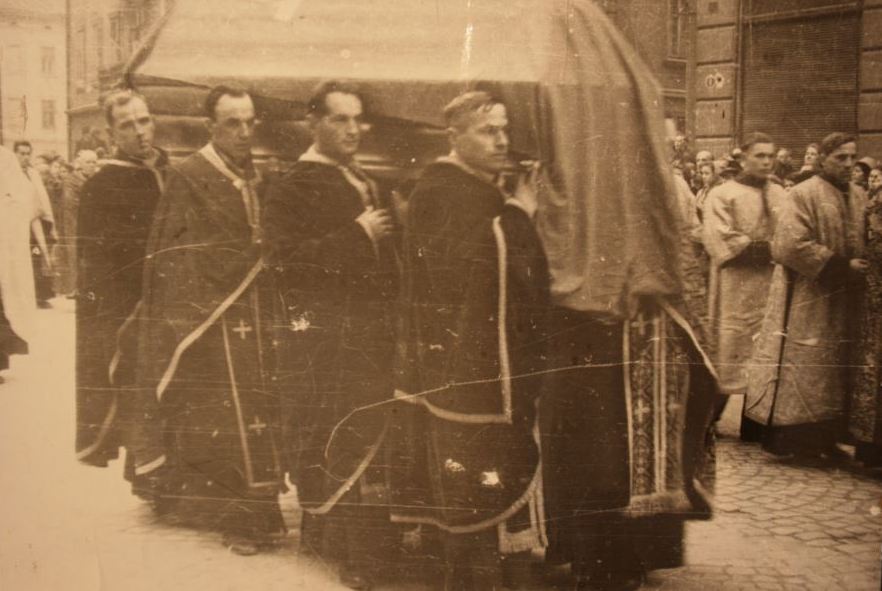Похоронна процесія за труною з тілом Митрополита Андрея Шептицького, Львів, листопад 1944 року (оригінал фото знаходиться у історичному архіві у Львові)
