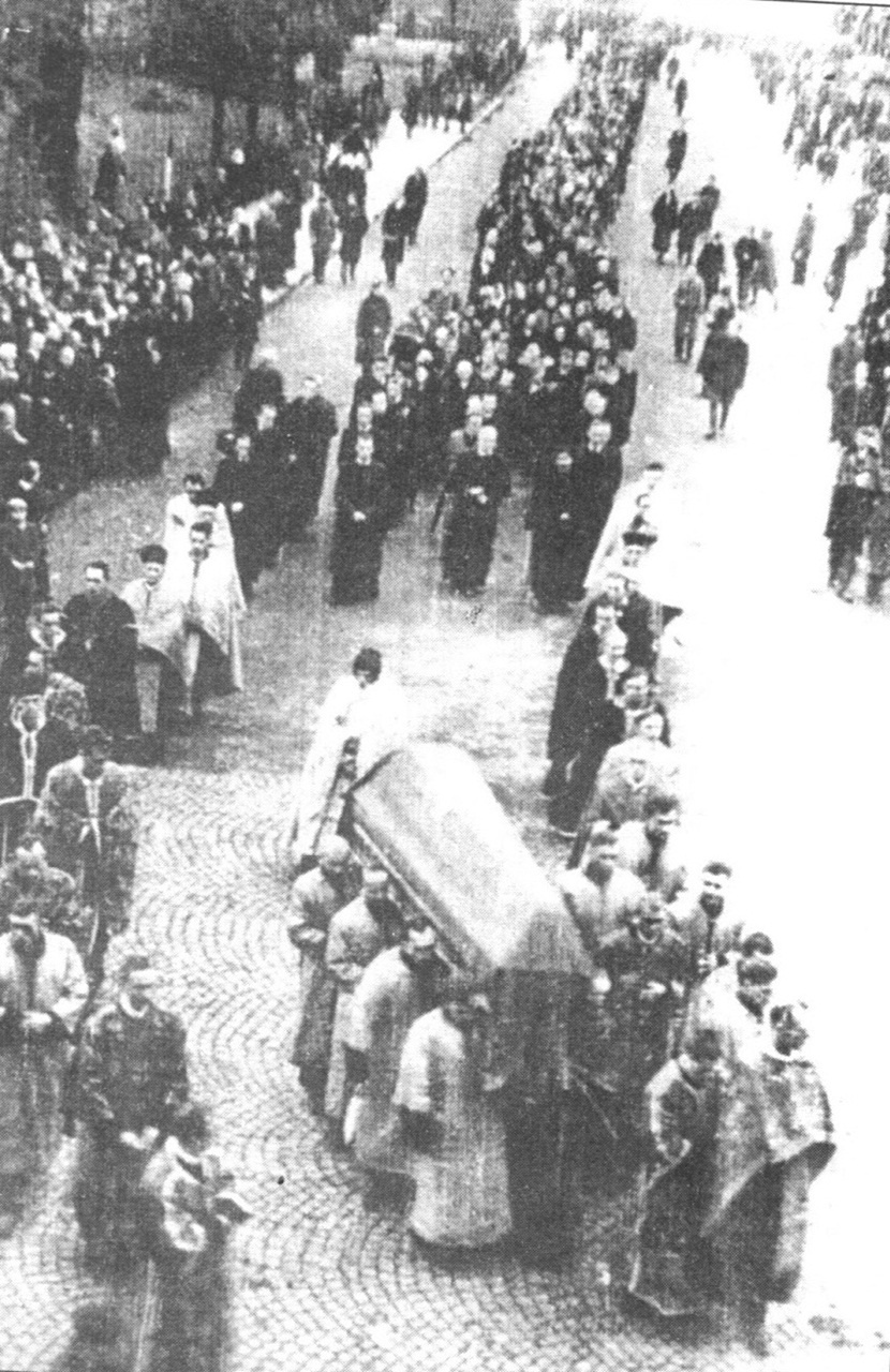 Похоронна процесія за труною з тілом Митрополита Андрея Шептицького. Одразу біля труни видніє постать ігумена студитів о. Климентія, Львів, листопад 1944 року (оригінал фото знаходиться у історичному архіві у Львові)