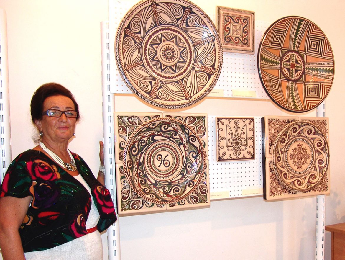 Заслужена художниця України Оксана Чепурна на виставці „Вічність Трипілля“ в столичній ґалерії „Мистецтво“. Фото: Георгій Лук’янчук