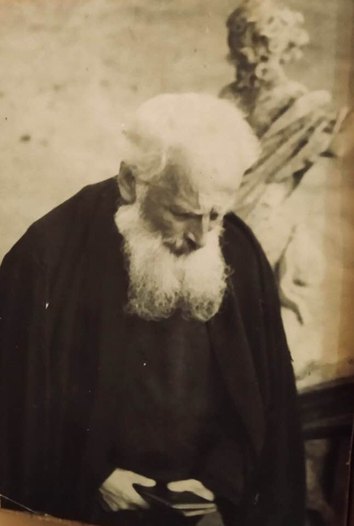 Архімандрит Климентій Шептицький на сходах собору святого Юра у Львові, 1945 р.