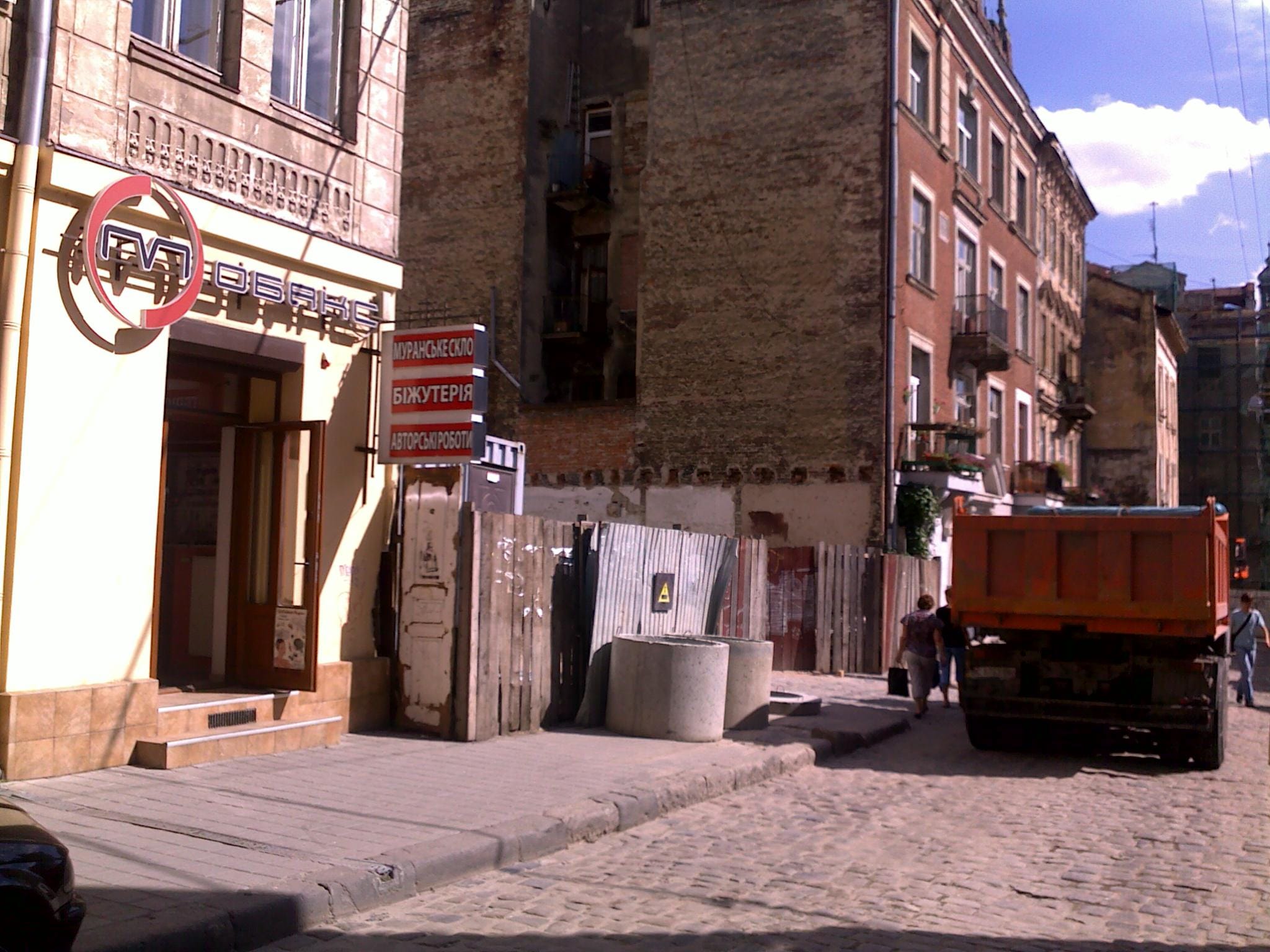 Фотографії розкопок на вулиці Івана Федорова у дворі між будинками №21 та №27