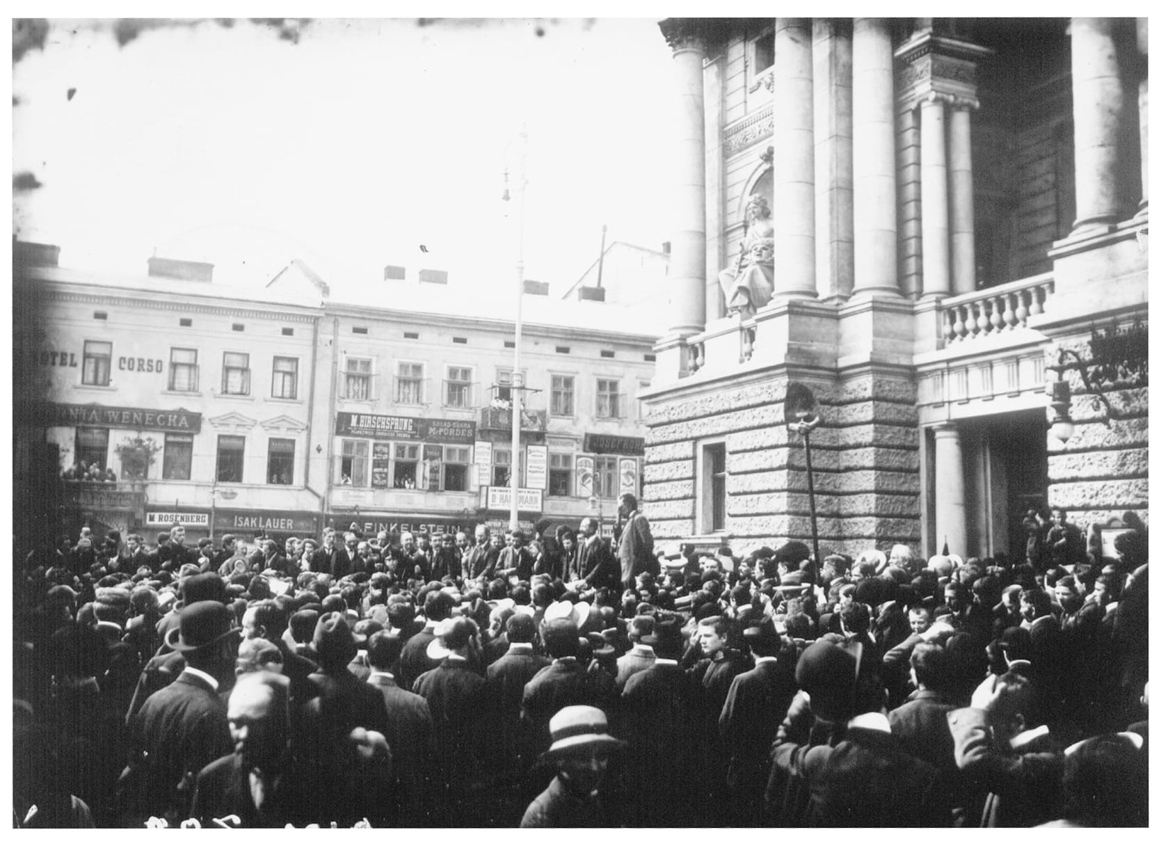 Фотографія Львівського Національного Академічного театру опери та балету ім С. Крушельницької