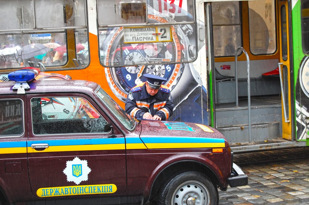 Фотографія аварії коли маршрутка в'їхала в трамвай на перехресті біля па`мятника Тарасу Григоровичу Шевченку 26 жовтня 2010 року