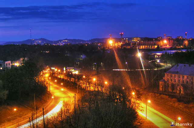 Феєричне фото центральної частини вечірнього Львова згори з колоровою підствіткою.