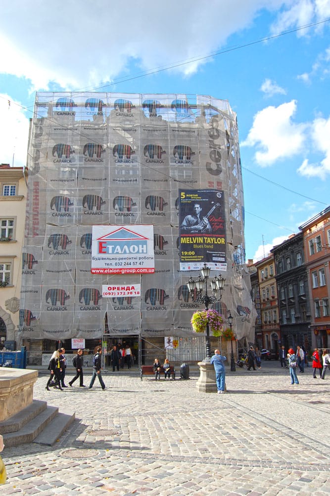 Фотографія ремонтних робіт універмагу "На ринку" у Львові на площі Ринок у Львові