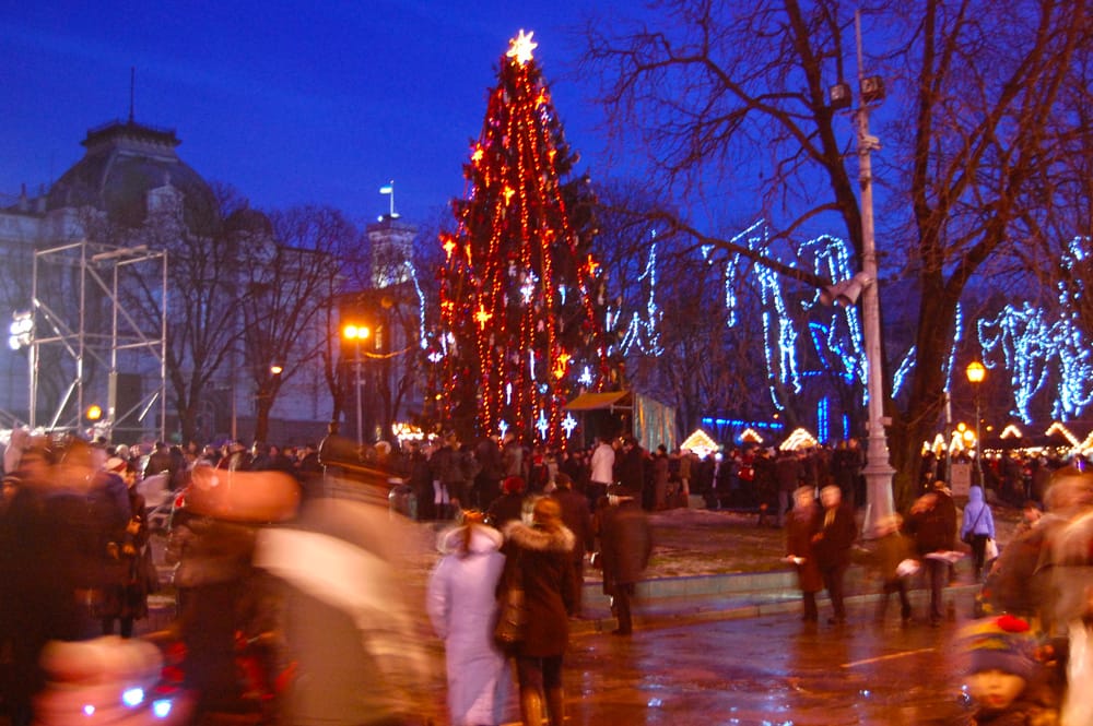 Різдвяні свята у Львові 9 січня 2011 року, святкування на проспекті Cвободи, біля Львівської Опери, біля пам’ятника Адаму Міцкевичу та на площі ринок. Вертепи та шопки, колядники і концерти, частування і святкування.
