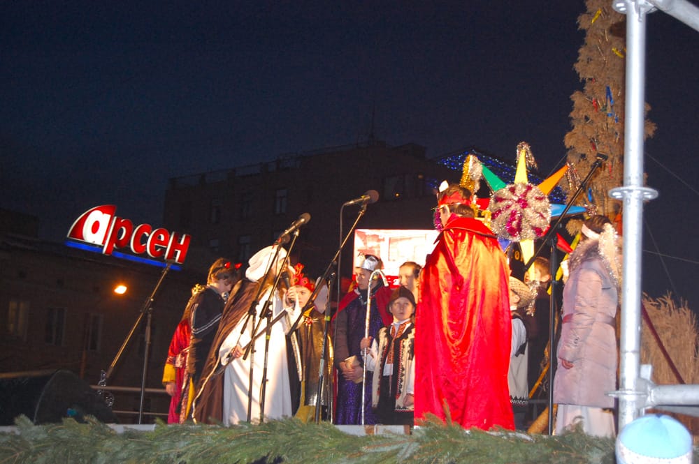 Різдвяні свята у Львові 9 січня 2011 року, святкування на проспекті Cвободи, біля Львівської Опери, біля пам’ятника Адаму Міцкевичу та на площі ринок. Вертепи та шопки, колядники і концерти, частування і святкування.