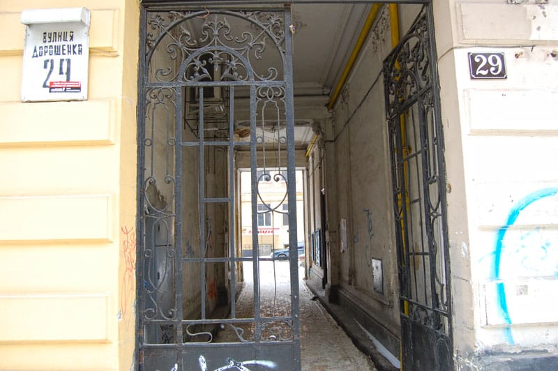 Дворик під номером 29 на вулиці Дорошенка у Львові