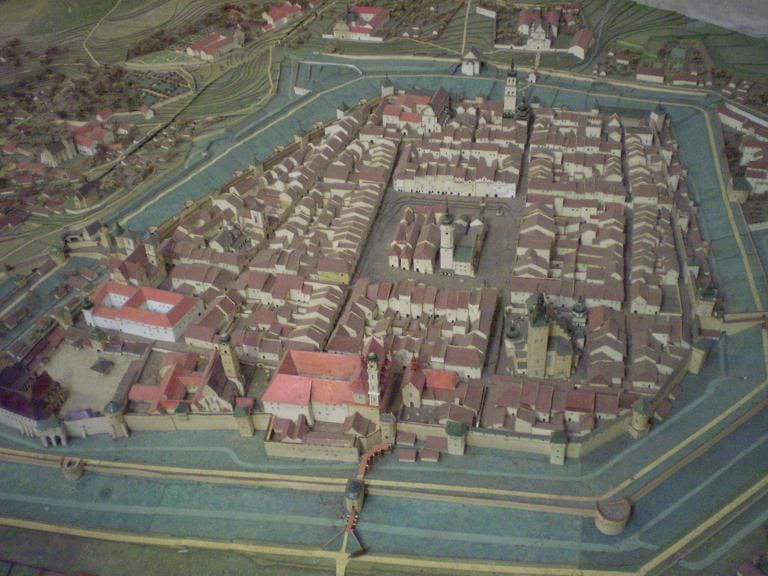 Макет міста середини ХVІІІ ст., спираючись на архівні дані, виготовив архітектор Ігор Качор у 1999 році Макет міста середини ХVІІІ ст., спираючись на архівні дані, виготовив архітектор Ігор Качор у 1999 році