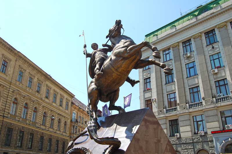 Пам'ятник Св. Юрію Змієборцю у Львові на площі Григоренка