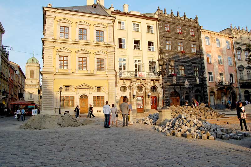 Площа Ринок – головна екскурсійна принада осені Ремонтні роботи на площі ринок у Львові - осінь 2011 року