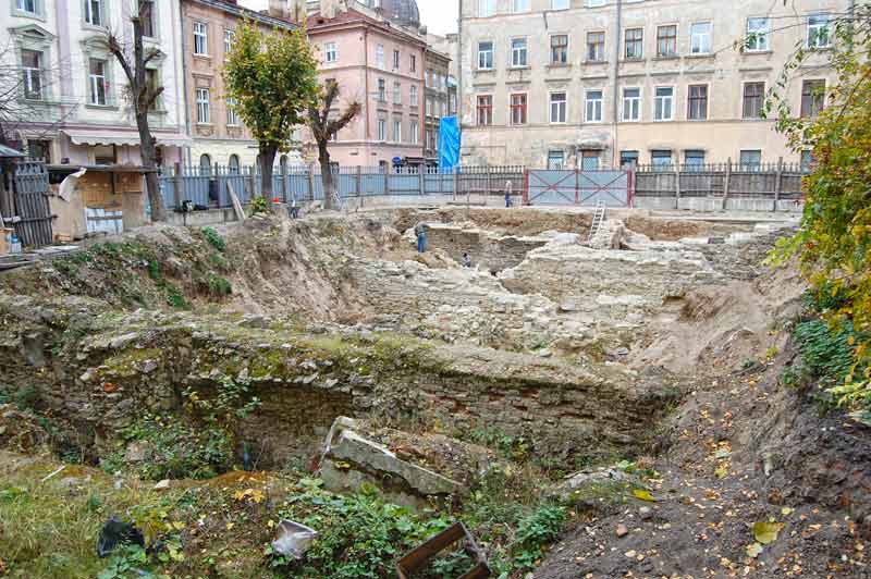 Розкопки на розі вулиць Краківської та Вірменської