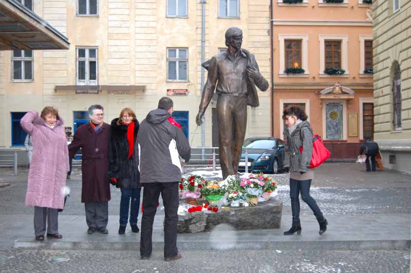 Пам'ятник Володимиру Івасюку у Львові