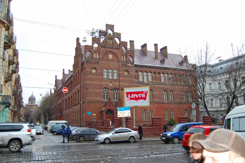 Колишня школа Святої Анни - тепер Львівська правнича гімназія