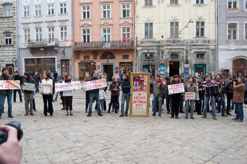 Акція протесту працівників театрів Львова під назвою "ДОСИТЬ ФУТБОЛИТИ КУЛЬТУРУ!!!"