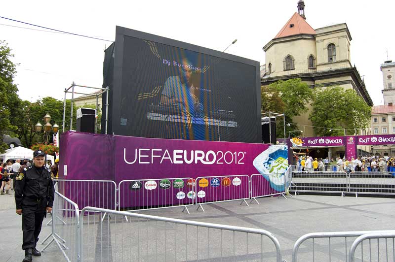 Офіційна фанзона до Євро 2012 у Львові на проспекті Свободи