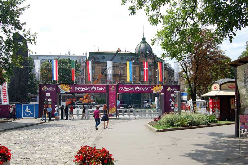 Як розбирали центральну фан-зону у Львові після Євро 2012