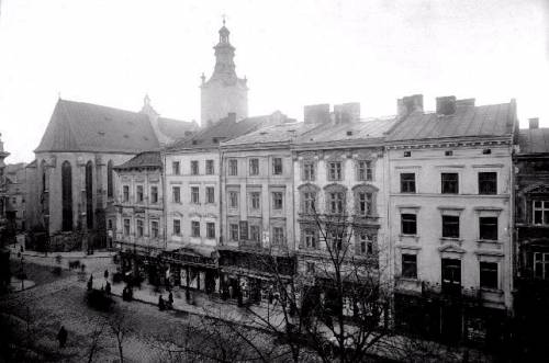 Львів, Площа Ринок, південна частина західної сторони.