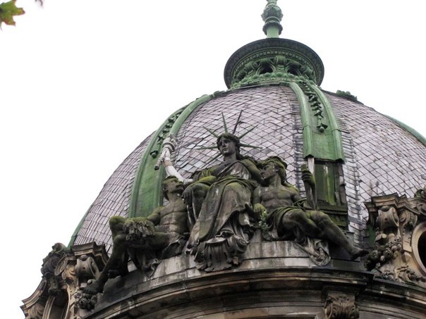 Скульптурна композиція на будинку нинішнього Музею етнографії