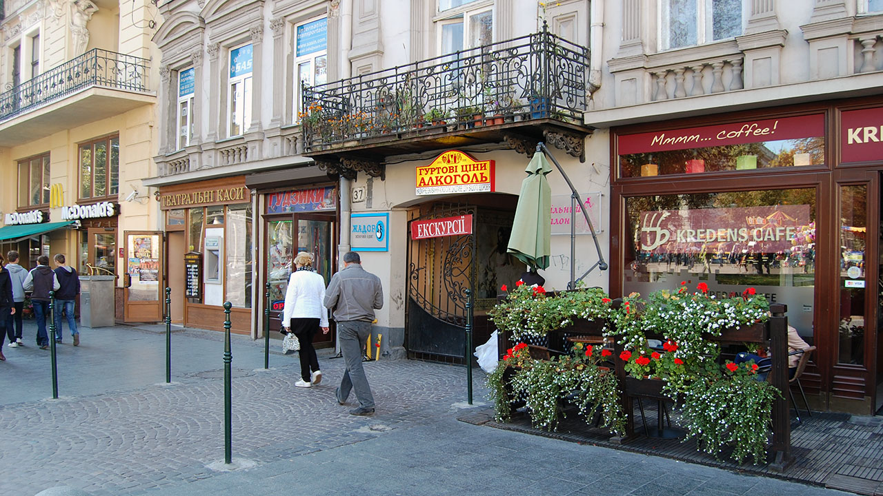 Дворик будинку №37 на проспекті Свободи у Львові