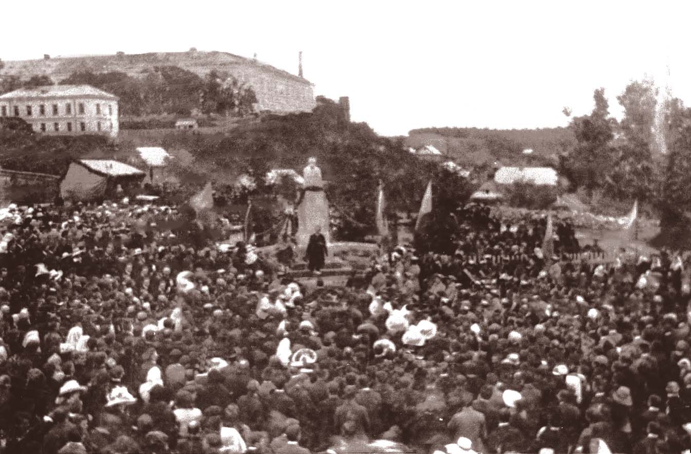 А так, власне, виглядав той найперший пам'ятник і площа перед ним в день відкриття – 28 вересня 1913 року