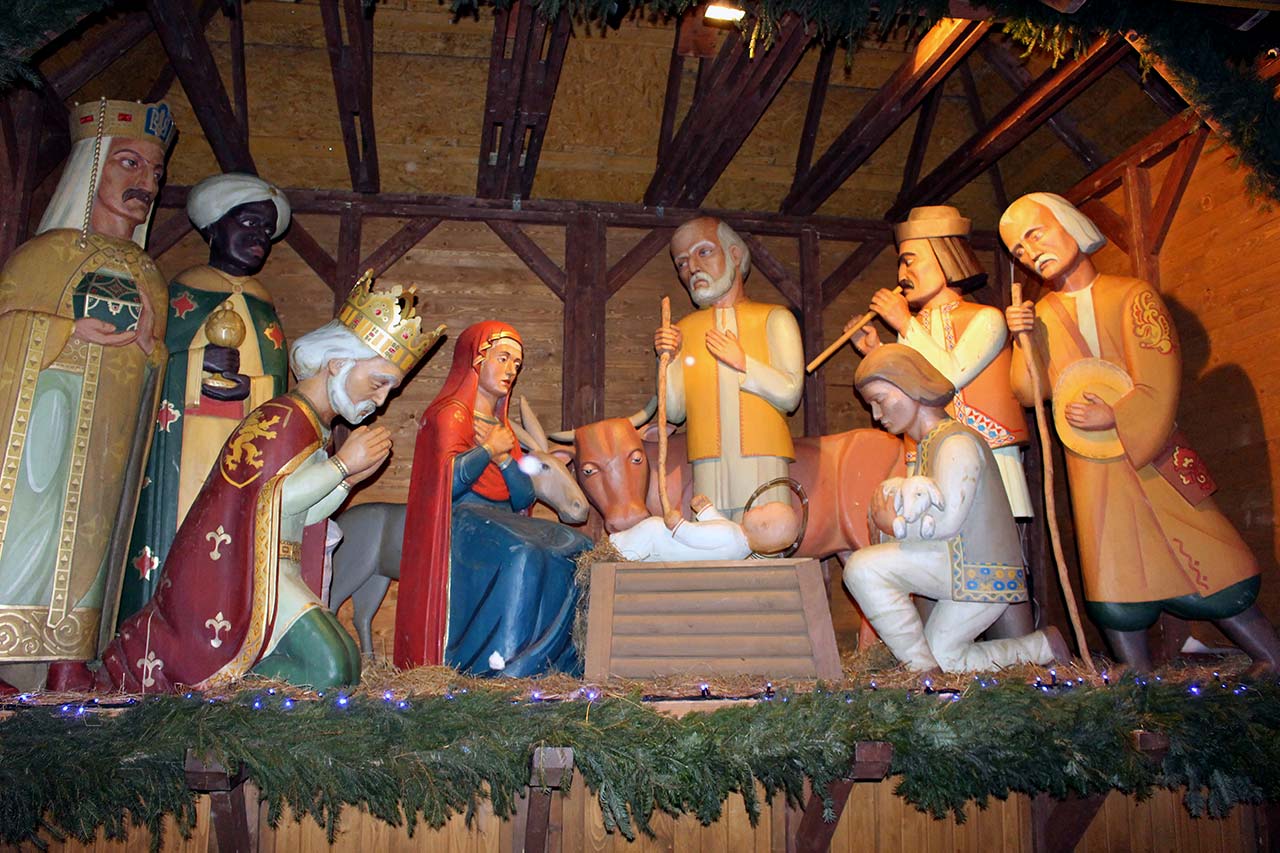 Різдвяна шопка на площі Ринок біля входу в Ратушу, 2015 рік