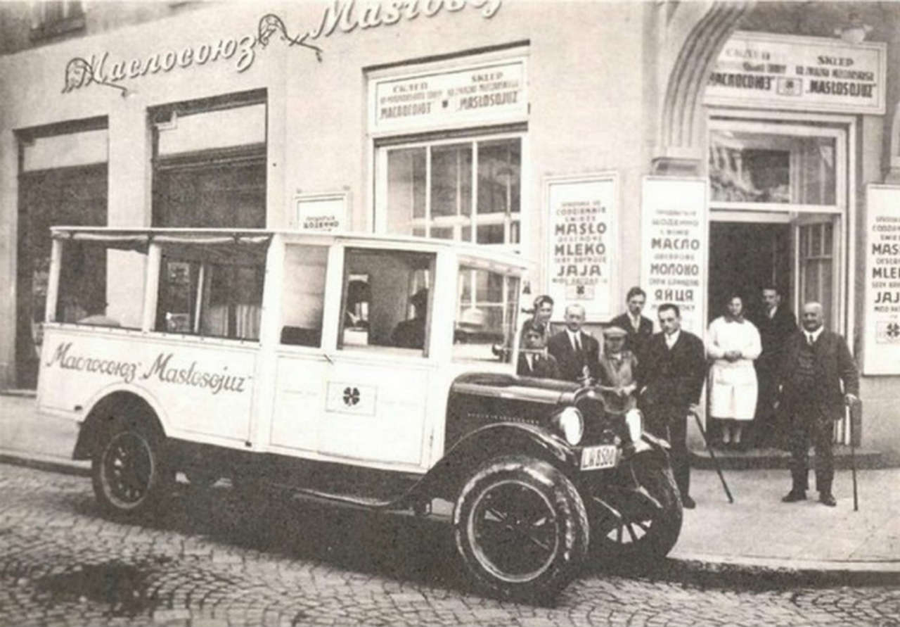 Сцена біля контори Маслосоюзу у приміщенні гостинниці, фото 20 - х рр. XX ст.