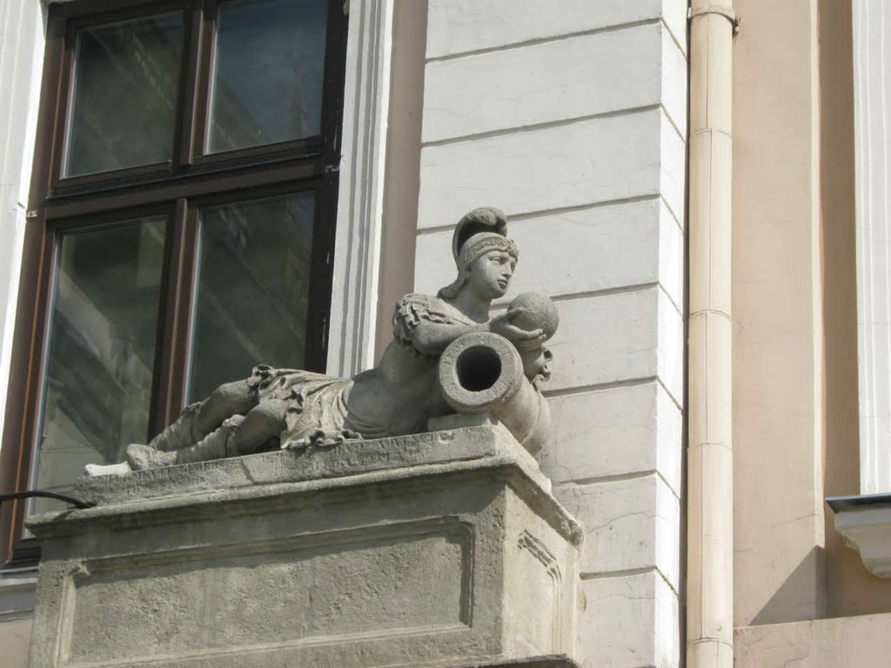 Фрагмент оформлення буд., де знаходилась кав'ярня " Штука ", скульптура Марса, сер. XIX ст.