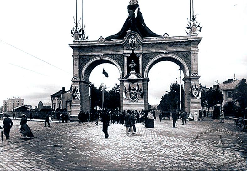 Відома тріумфальна арка, збудована до приїзду Франца Йосифа І, зліва видно Чернівецький вокзал, 1894 рік