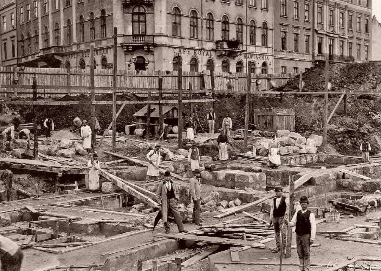 Роботи з укладання фундаменту Львівської Опери. Фото кін. XIX ст.