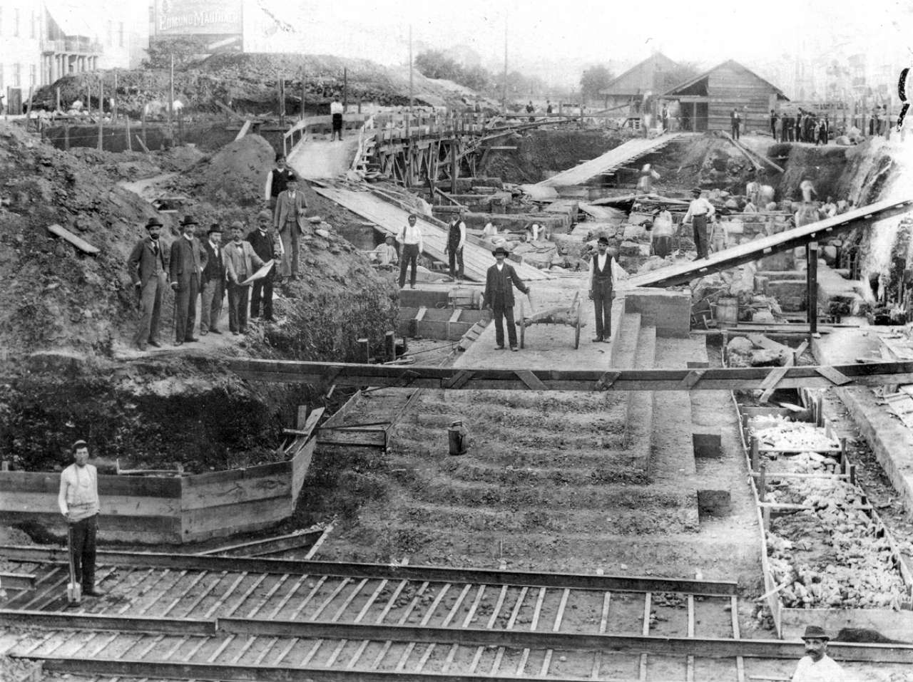 Роботи з укладання фундаменту майбутньої Львівської Опери. Фото кін. XIX ст.