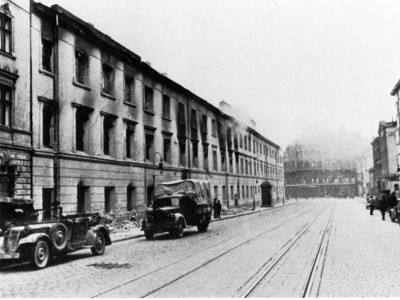 Зліва будівля Тюрми № 4 УНКВД по Львівській області (Бриґідки), м. Львів, вул. Казимирівська (тепер Городоцька). Темні плями на фасаді – сліди пожежі.