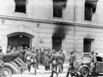 Німецькі військові «відкривають» тюрму.